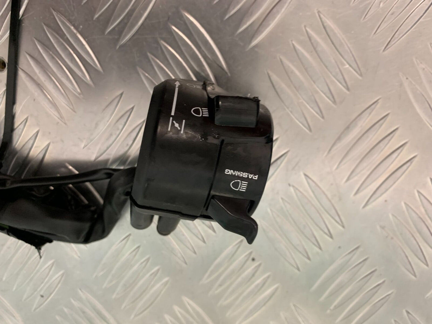 HONDA CBR1100 BLACKBIRD LEFT SWITCH GEAR YEAR 1996-1998 (STOCK 936)