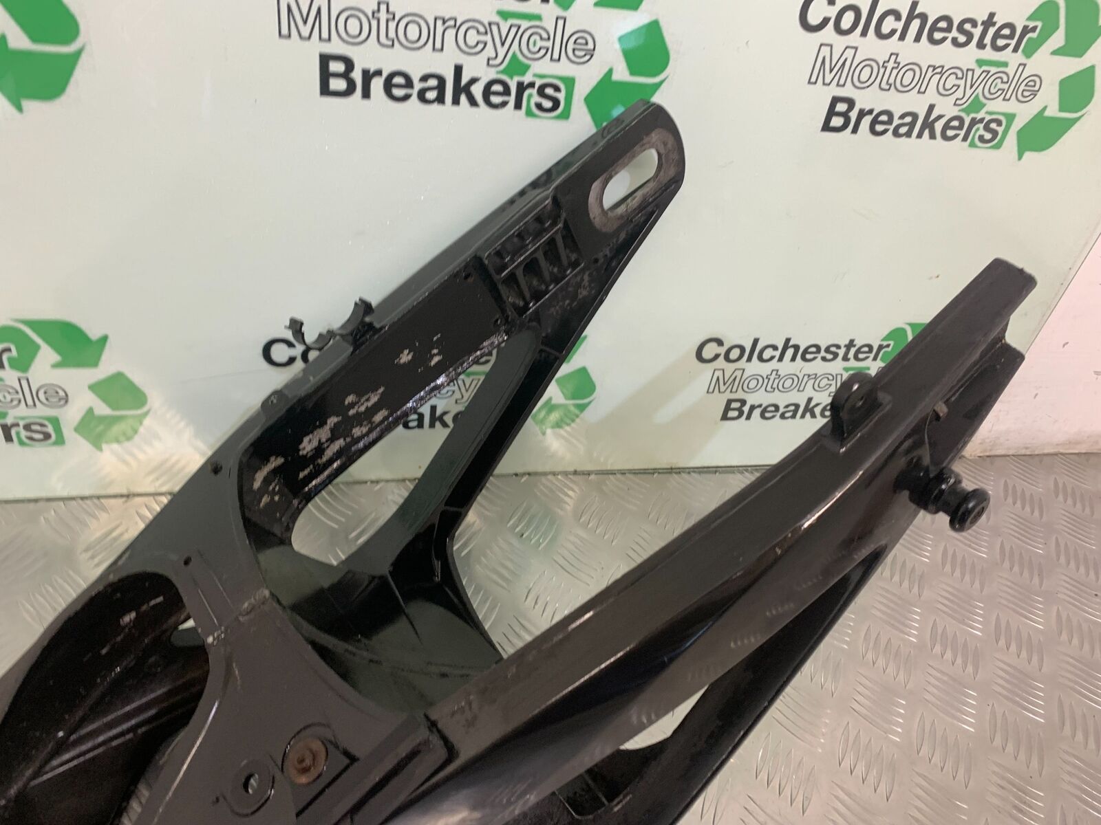 YAMAHA YZF R1 5VY SWINGARM  YEAR 2004-2006 (STOCK 953)