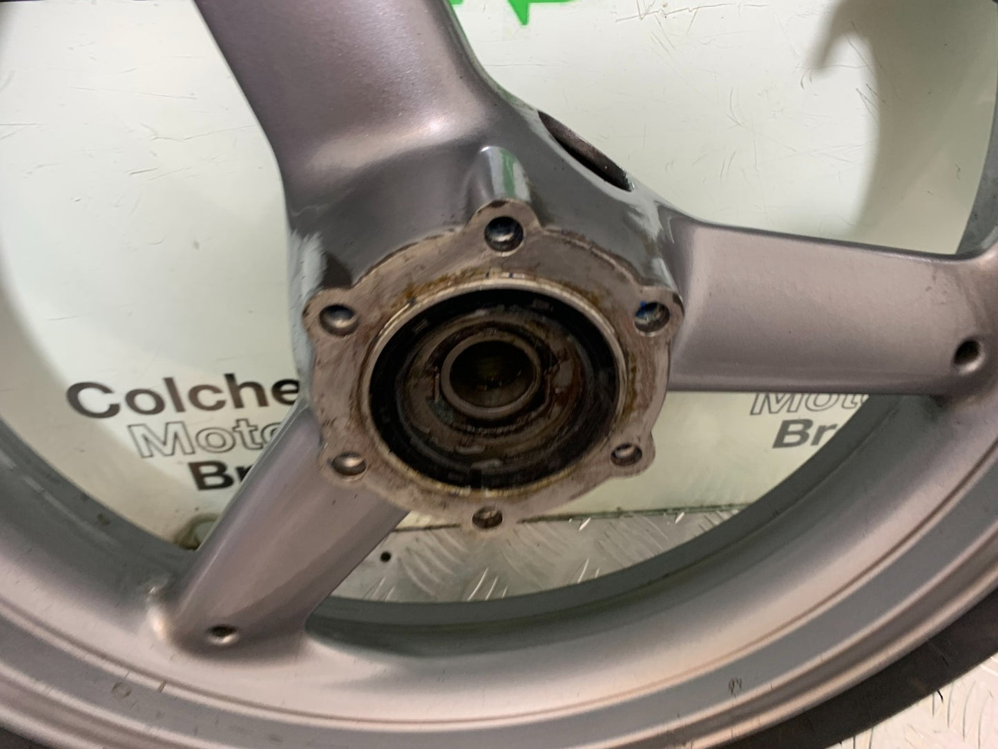 TRIUMPH 955i SPRINT ST FRONT WHEEL  YEAR 1999-04 (CMB1230)