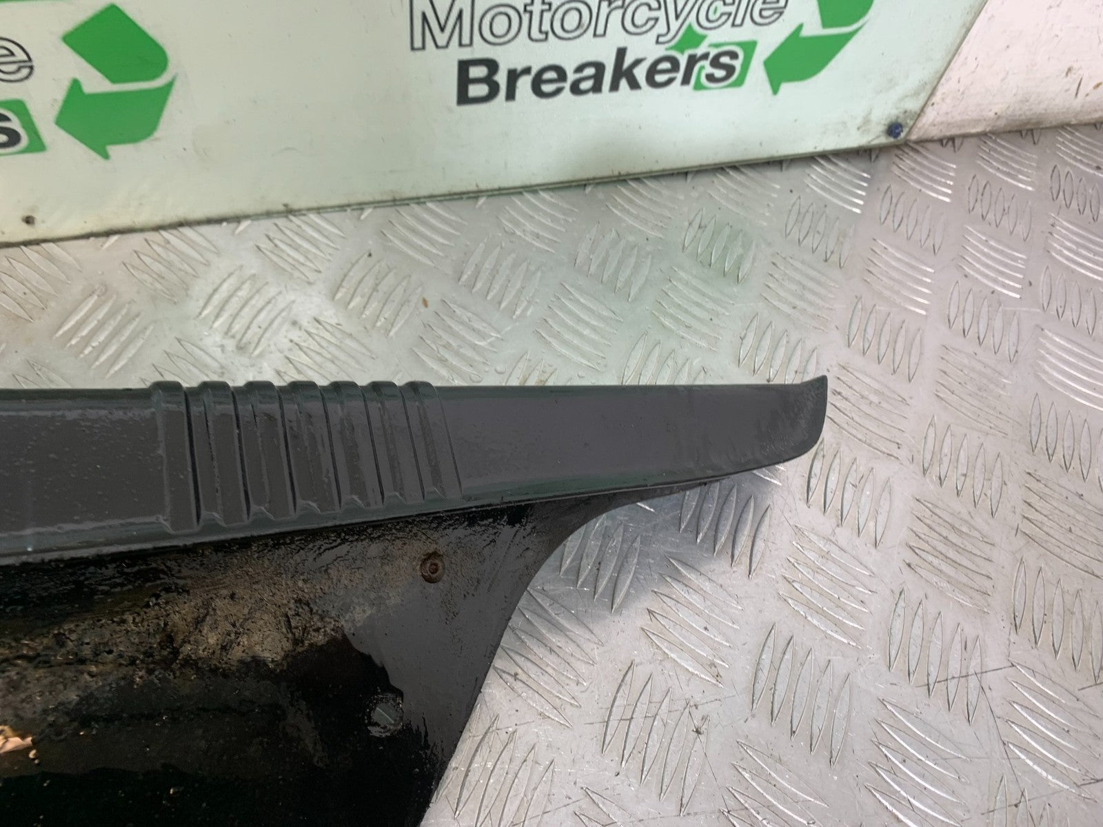 KAWASAKI KLR250 KLR 250 CHAIN GUARD YEAR 1984-2001 (CMB1225)