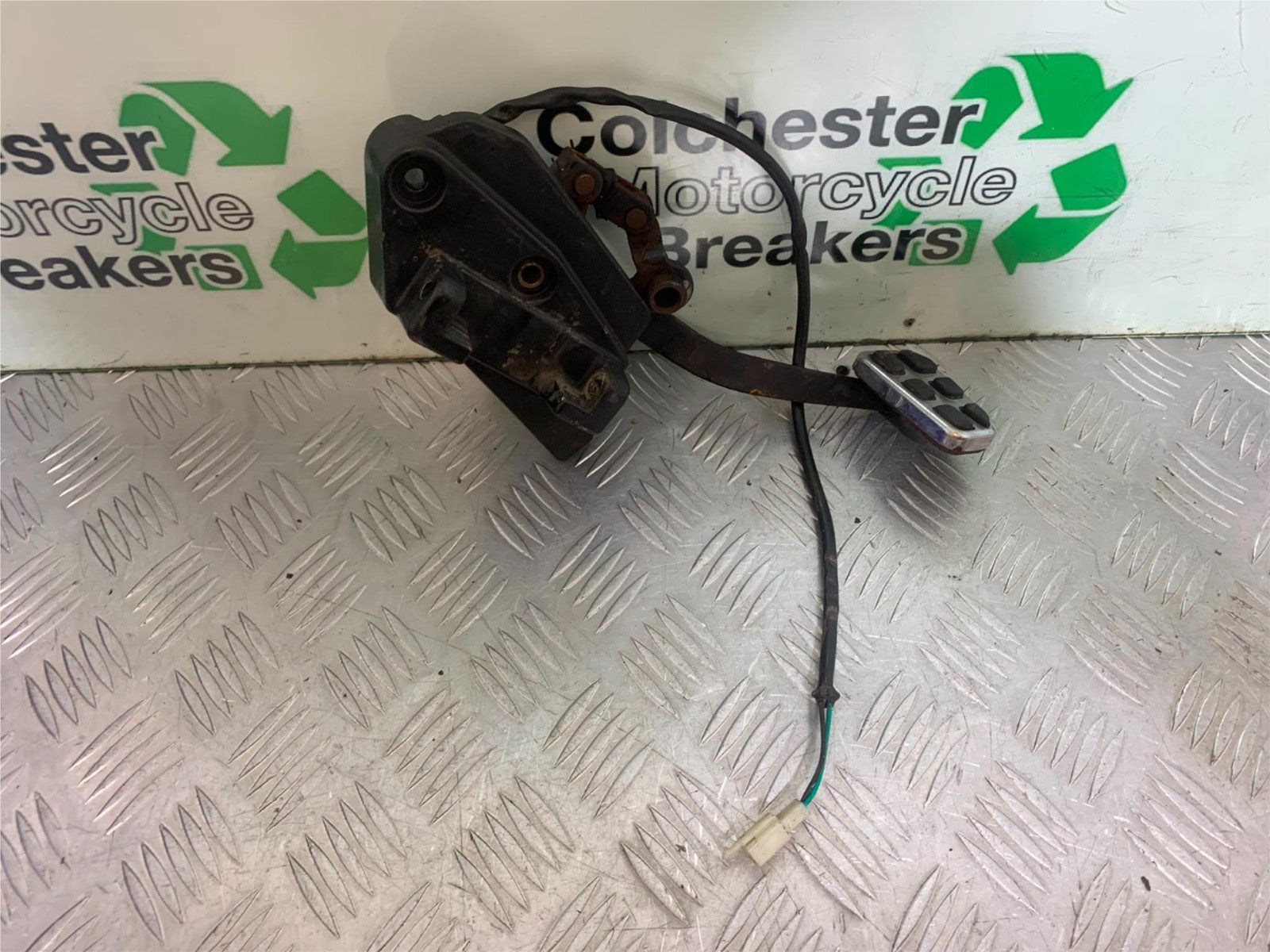 SINNIS HOODLUM 125 RIGHT HANGER AND BRAKE PEDAL   YEAR 2021-2025 (CMB1196)