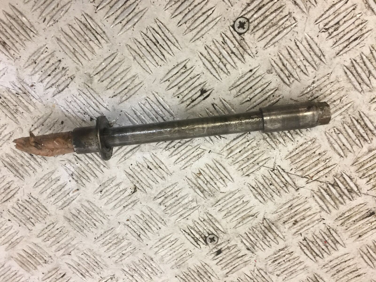 SUZUKI GSF600 GSF 600 BANDIT FRONT WHEEL SPINDLE  YEAR 1997 (STOCK 687)