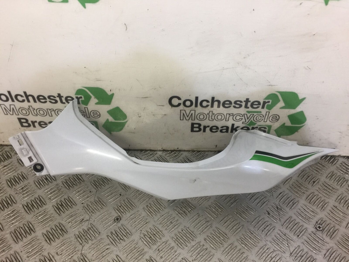 KAWASAKI Z1000 GGF ZR1000 (ABS) LEFT SEAT PANEL  YEAR 2016 (STOCK 504)