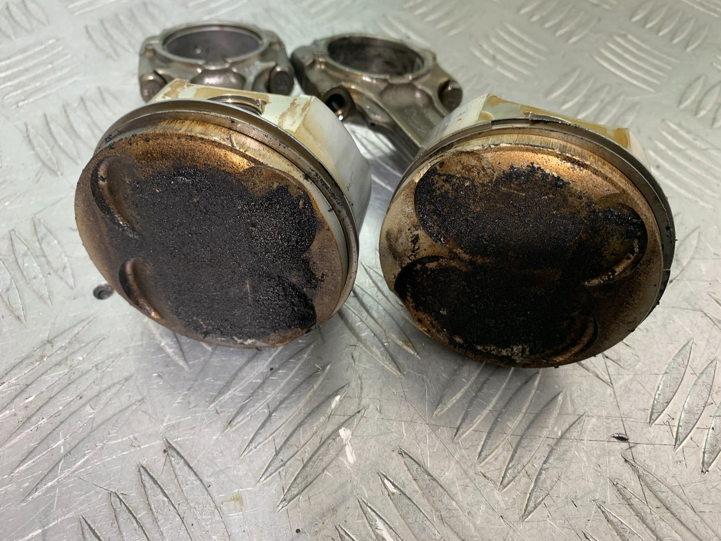 TRIUMPH 955i SPRINT ST 2X CON RODS AND PISTONS  YEAR 1999-2004