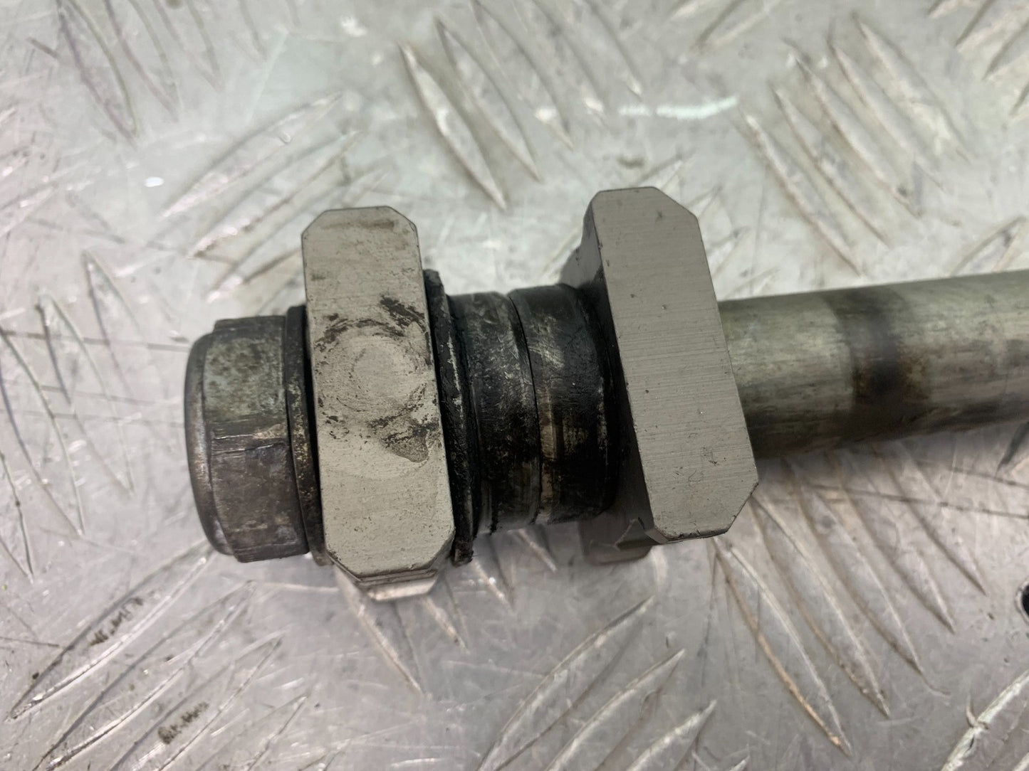 HONDA CBR1000 rr FIREBLADE REAR WHEEL SPINDLE YEAR 2006 (CMB1220)