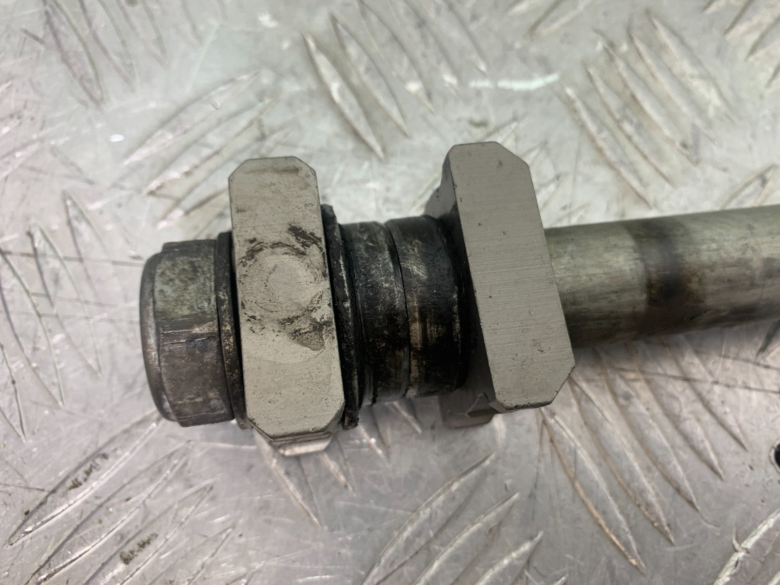 HONDA CBR1000 rr FIREBLADE REAR WHEEL SPINDLE YEAR 2006 (CMB1220)