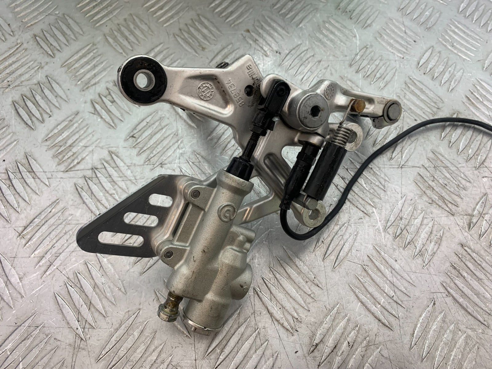 APRILIA TUONO 1000 V4 FRONT RIGHT HANGER YEAR 2013-2014 (CMB1239)