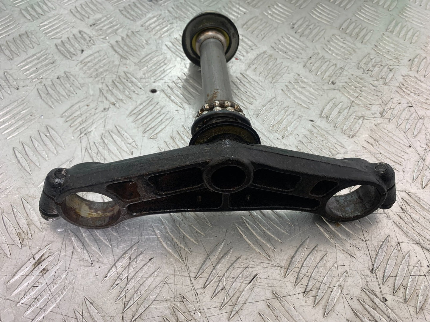 HONDA CBR1100 BLACKBIRD BOTTOM YOKE   YEAR 1999-2005 (CMB1232)