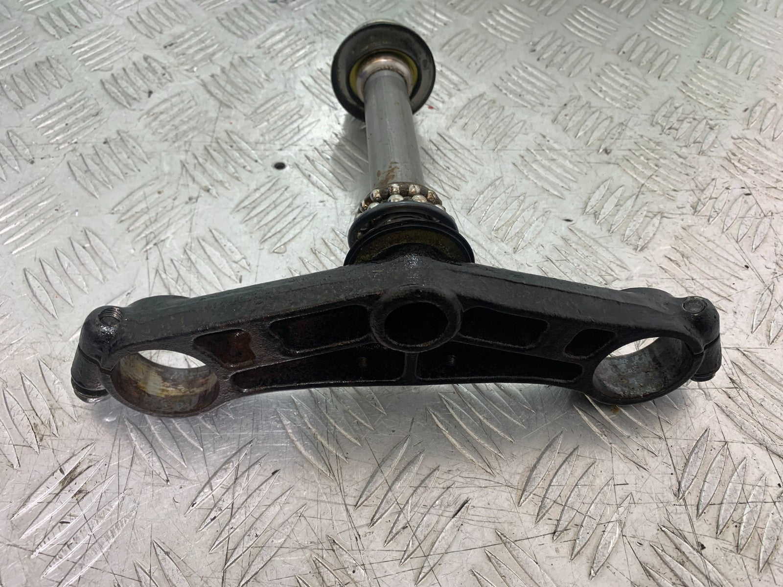 HONDA CBR1100 BLACKBIRD BOTTOM YOKE   YEAR 1999-2005 (CMB1232)