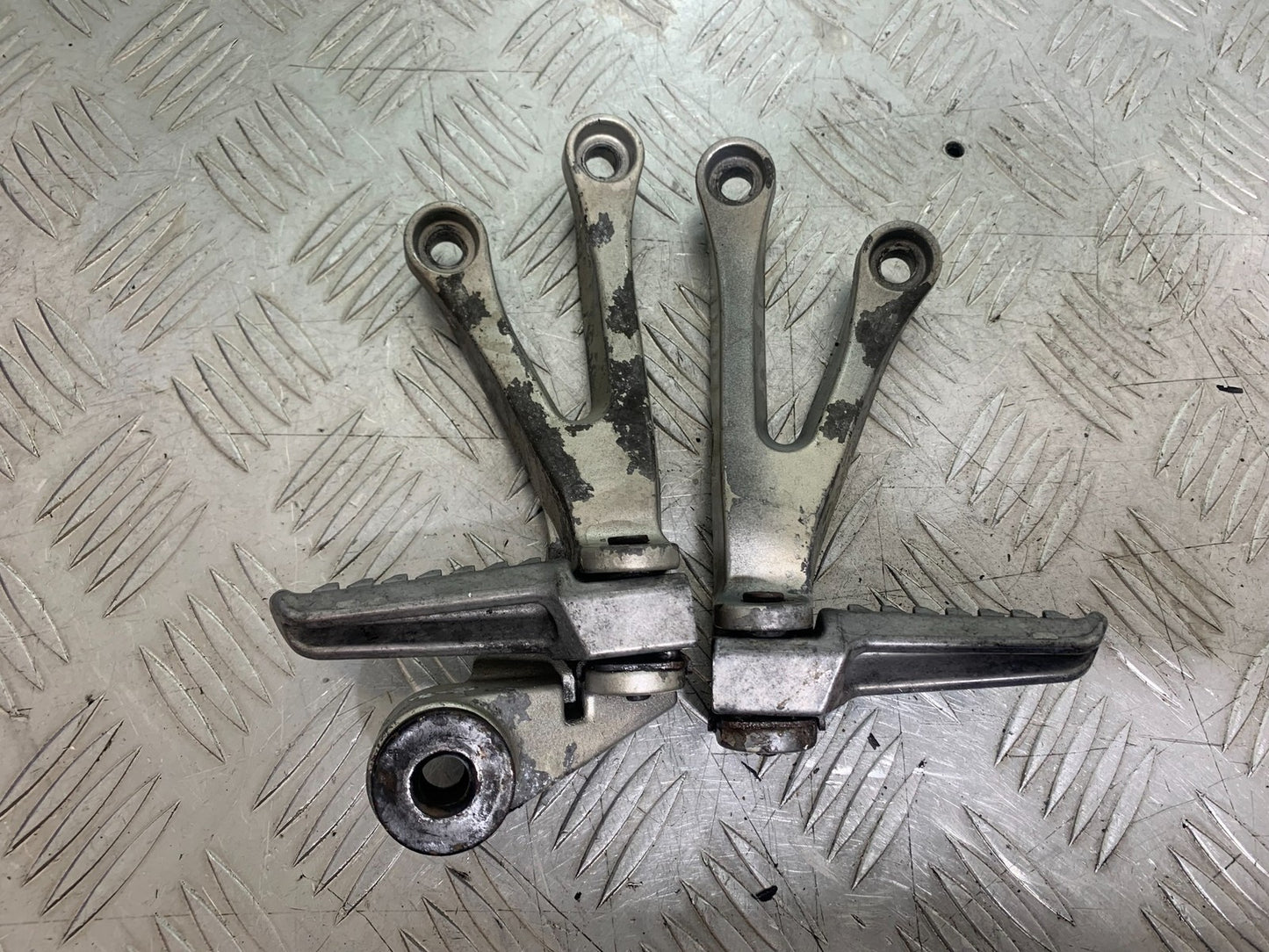 KAWASAKI ZX9R ZX9 E1 REAR HANGERS AND PEGS  YEAR 2000-01 (CMB1171)