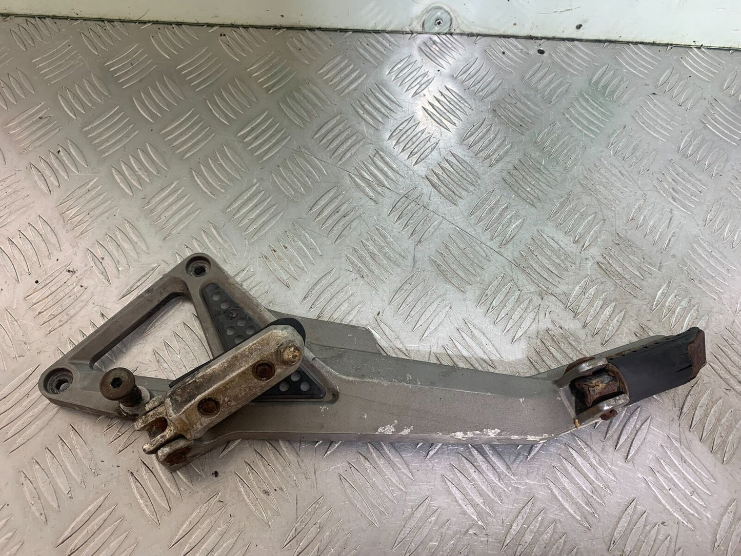 HONDA CB600 CB 600 HORNET LEFT HANGER  YEAR 1998 -2002 (CMB1126)