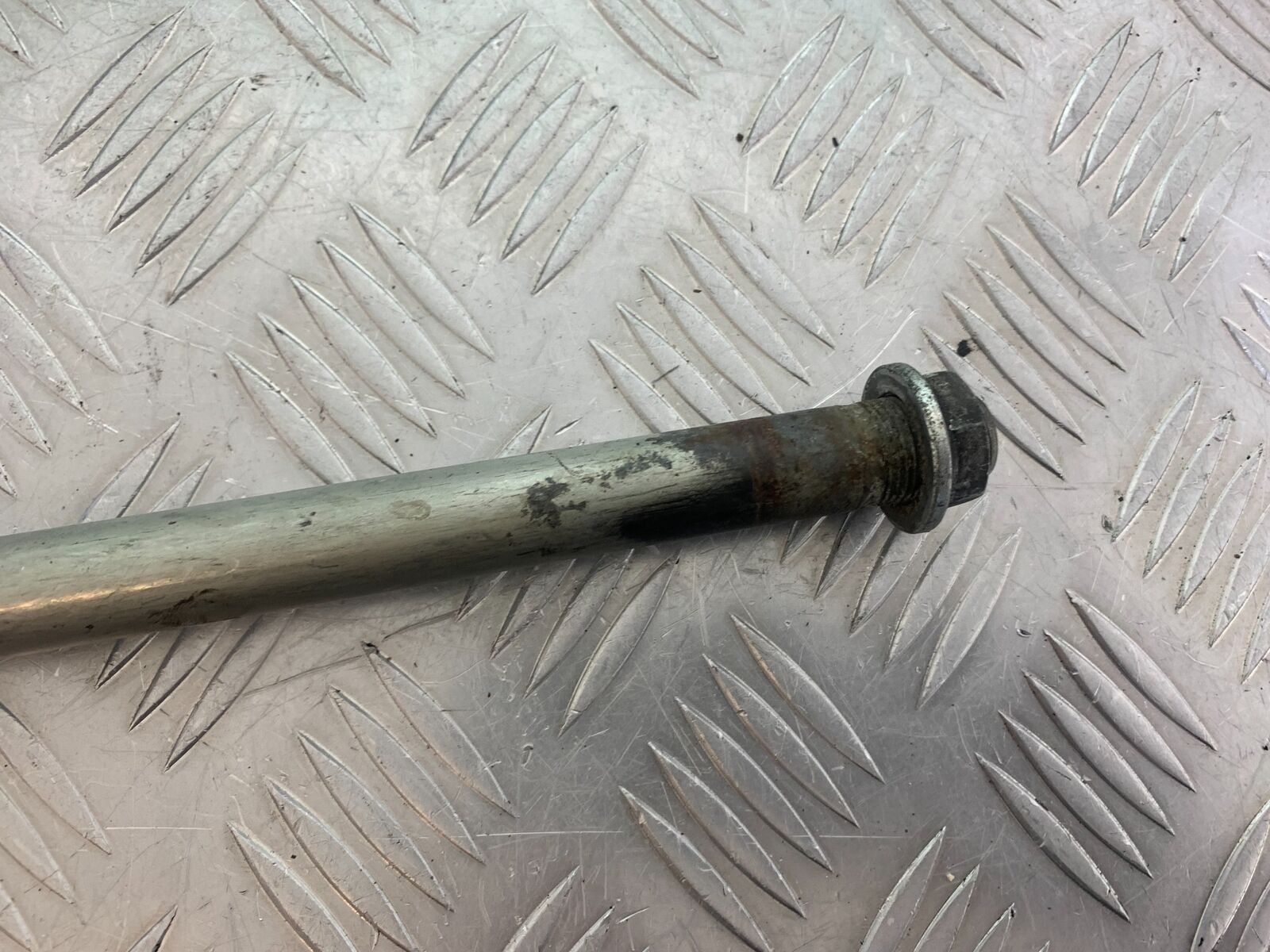 KAWASAKI ZX6R ZX6 J SWINGARM  SPINDLE  YEAR 2000 (CMB1129)