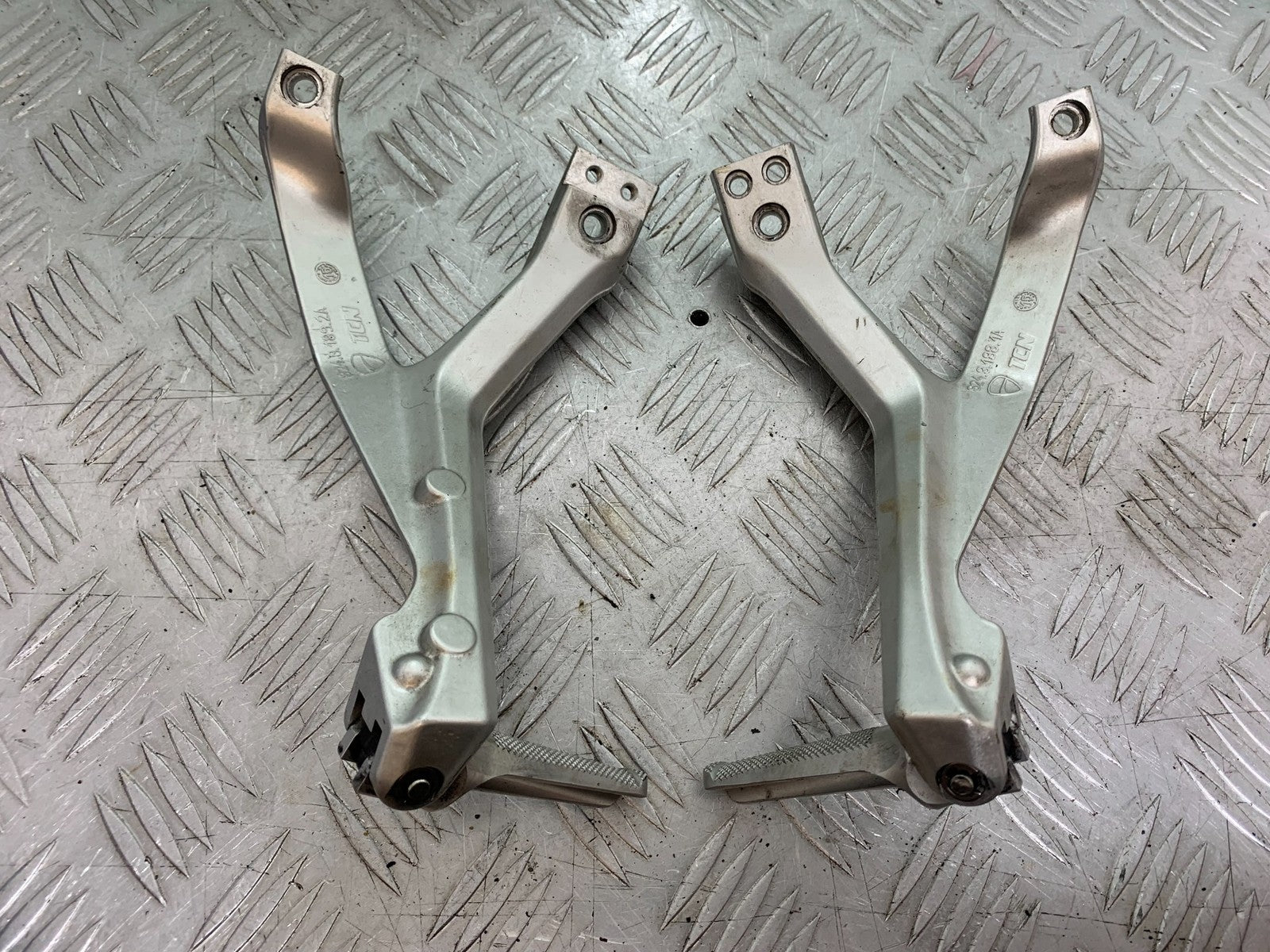 DUCATI 1299 PANIGALE REAR HANGERS AND PEGS   YEAR 2016 (CMB 1187)
