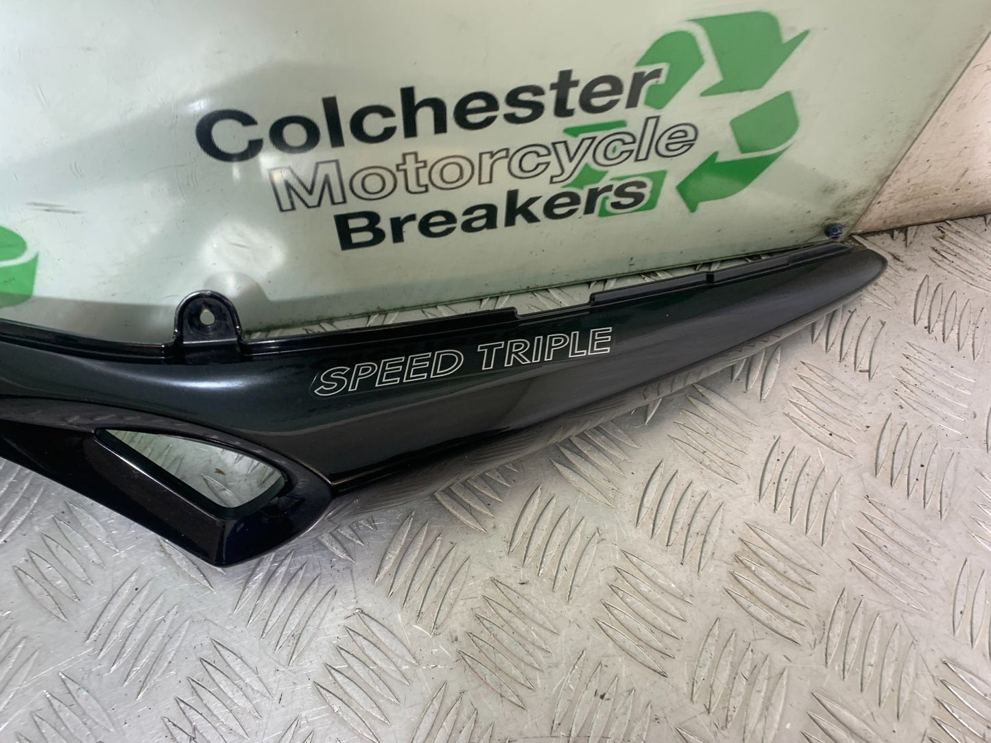 TRIUMPH 1050 SPEED TRIPLE LEFT SEAT PANEL YEAR 2005-2007 (CMB1322)