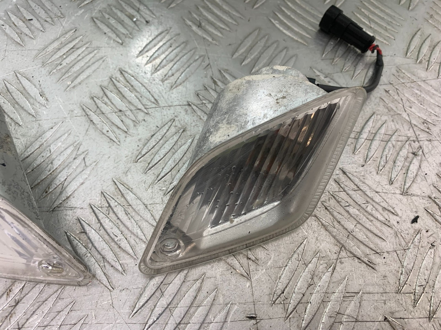 PIAGGIO VESPA GTS 125 REAR INDICATORS  YEAR 2009-2014  (CMB1261)