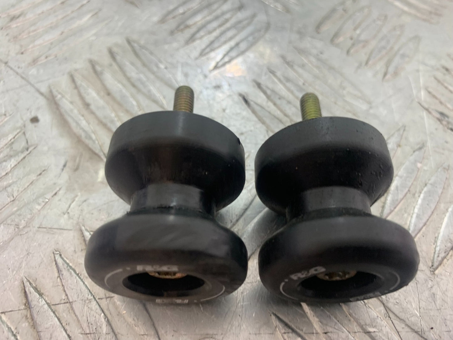 YAMAHA YZF R1 14 B BIG BANG SWINGARM BOBBINS  2009-14 (CMB1175)
