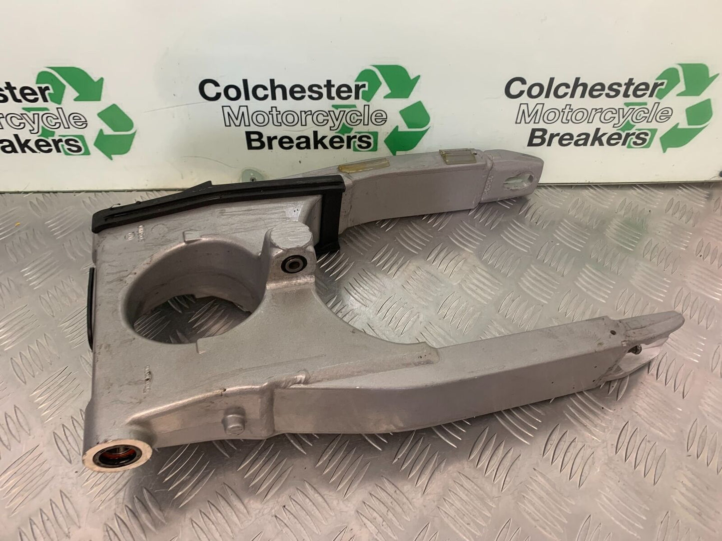 TRIUMPH 955I SPRINT RS SWINGARM  YEAR 1999-04 (STOCK 989)