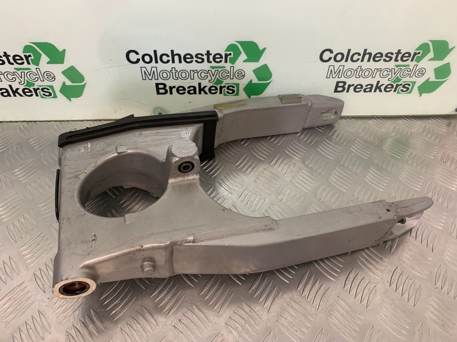 TRIUMPH 955I SPRINT RS SWINGARM  YEAR 1999-04 (STOCK 989)