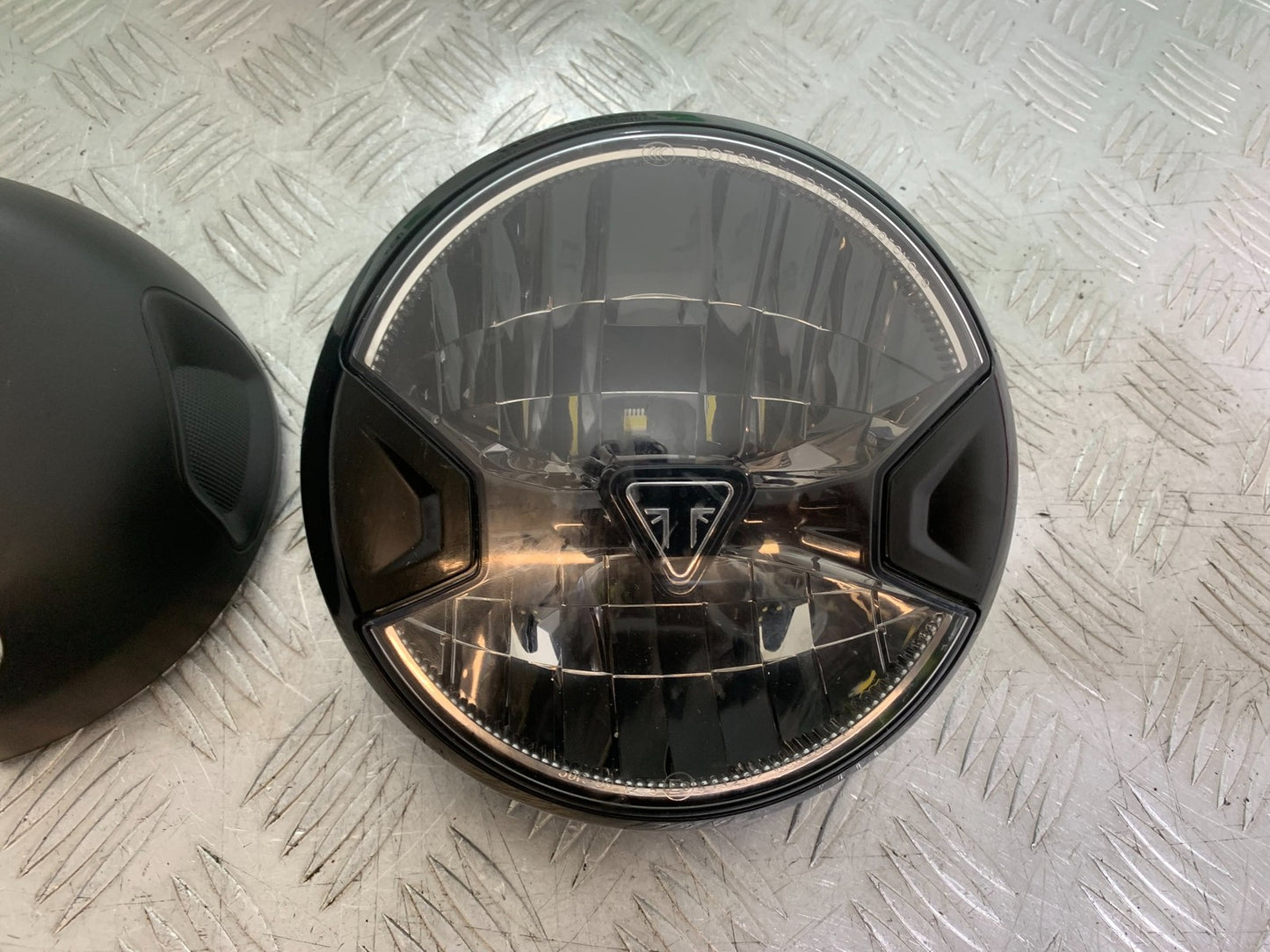 TRIUMPH TRIDENT 660 HEADLIGHT AND BACKING   YEAR 2021-2024 (CMB1295)