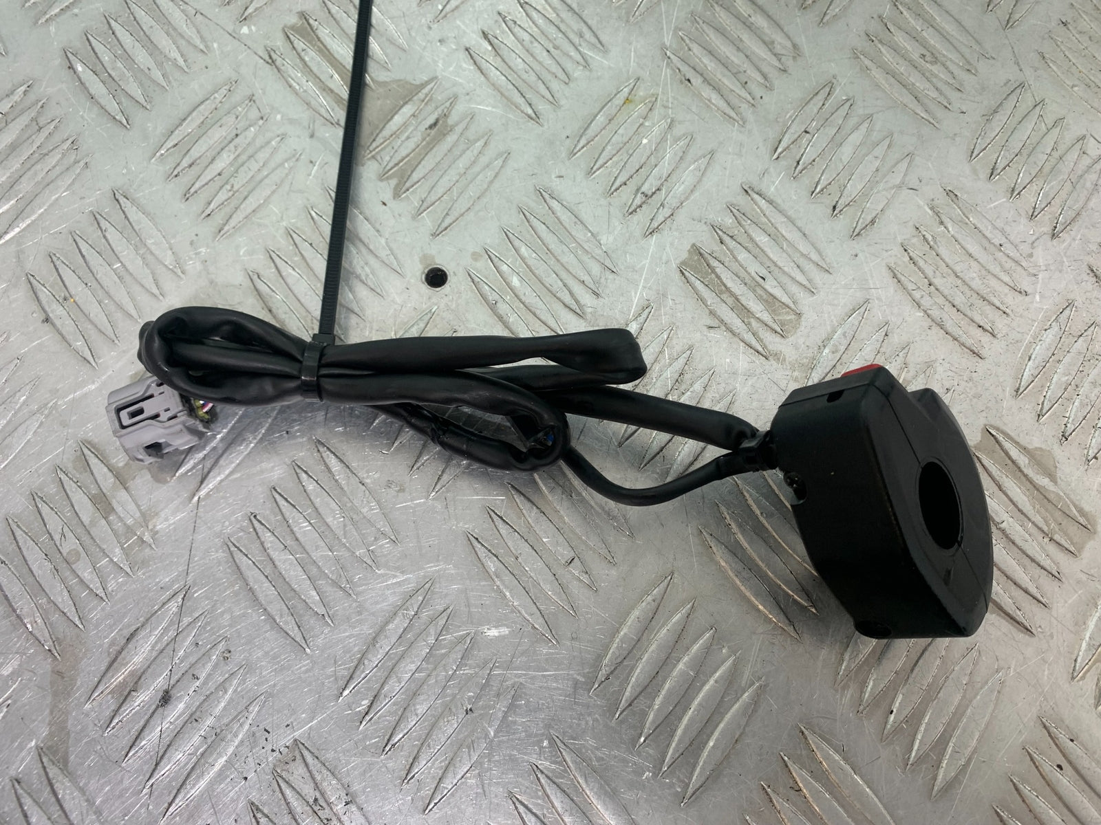 TRIUMPH TRIDENT 660 RIGHT SWITCH GEAR   YEAR 2021-2024 (CMB1148)