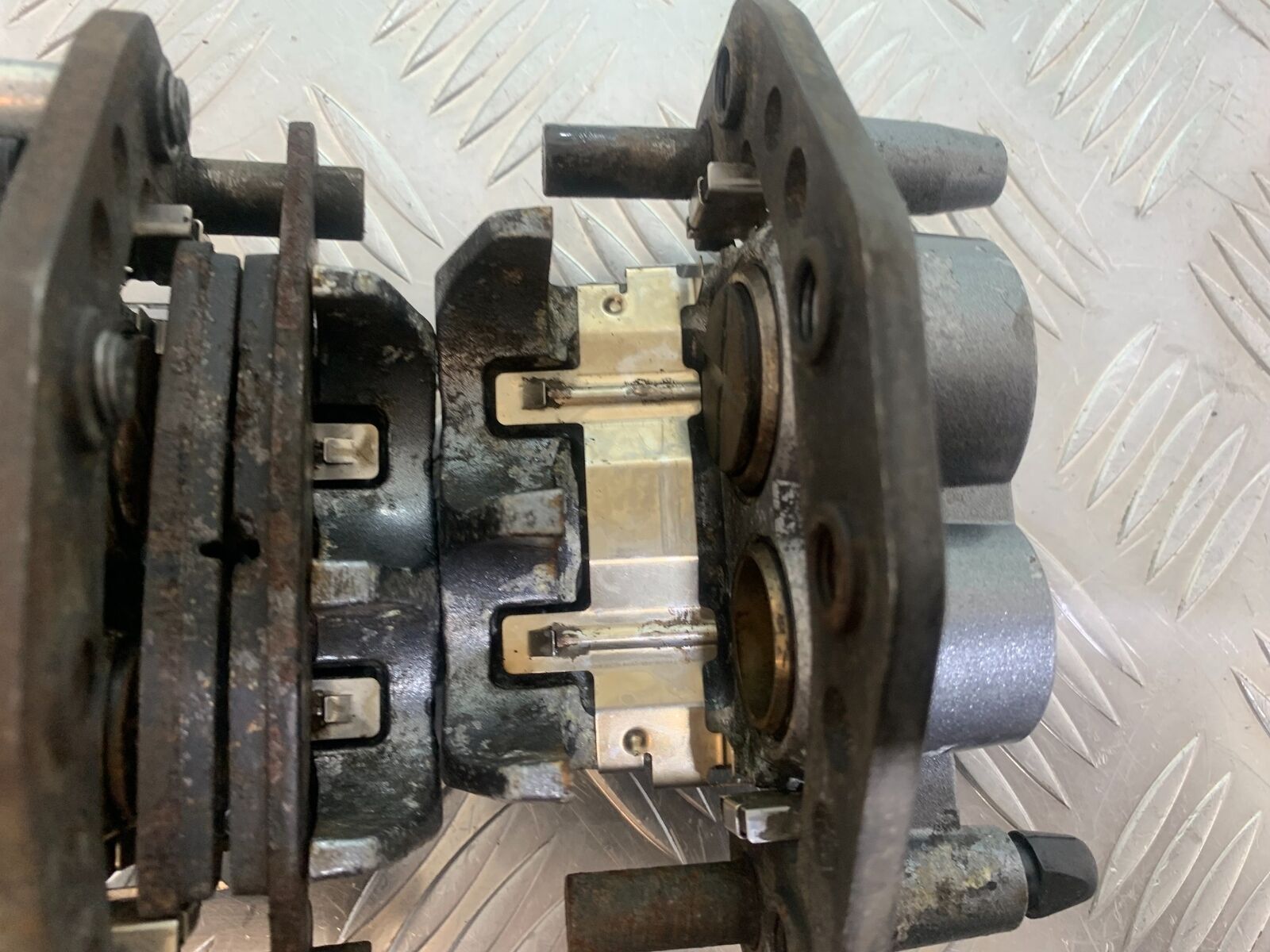 KAWASAKI ZR 750 ZEPHYR FRONT BRAKE CALIPERS YEAR 1991-95 (CMB1008)