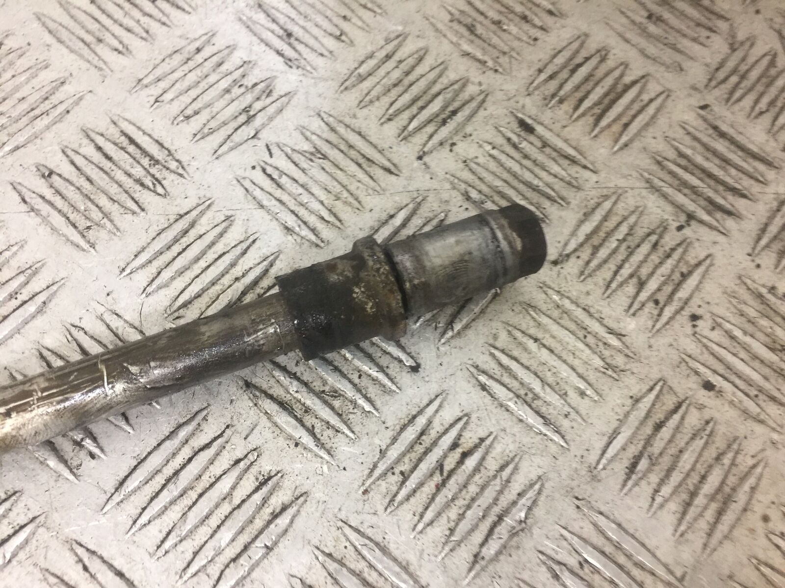 HONDA XL125 VARADERO FRONT WHEEL SPINDLE 2004 (STOCK 697)