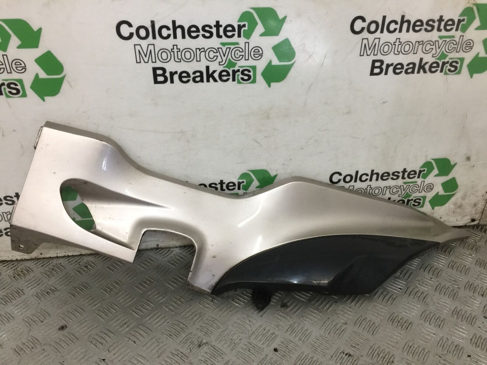 SUZUKI AN 250 BURGMAN LEFT LOWER PANEL YEAR 1999  (STOCK 881)