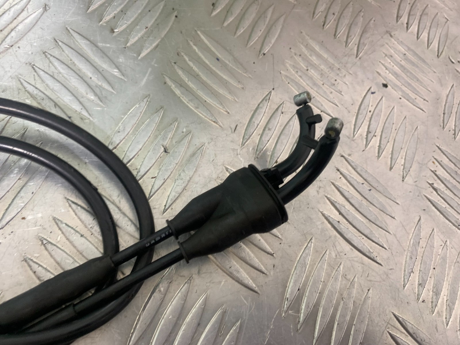 YAMAHA YZF R1 14 B BIG BANG THROTTLE CABLES  2009-14 (CMB1175)