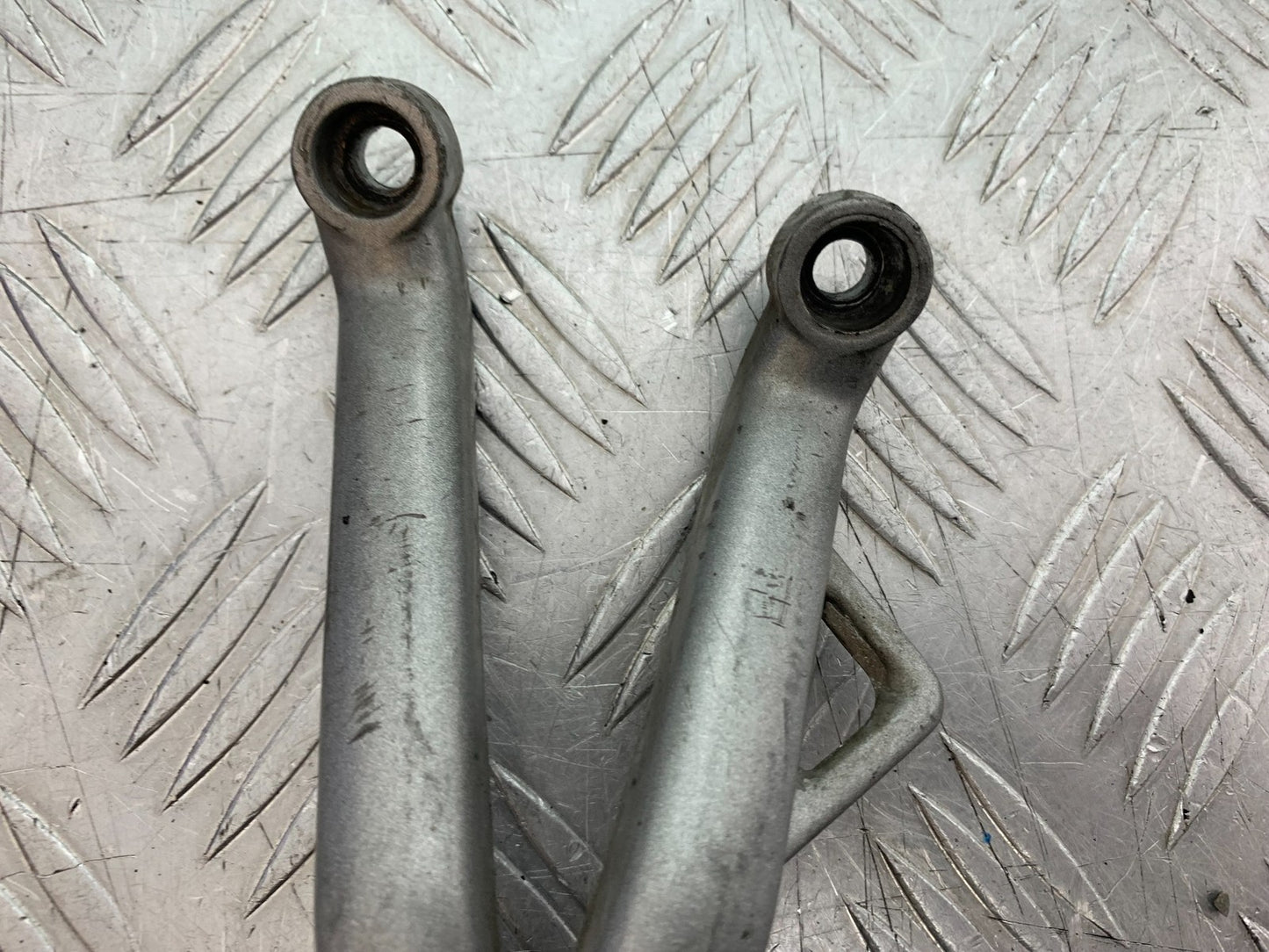 TRIUMPH 955i DAYTONA LEFT REAR HANGER AND PEG  YEAR 2002-2006 (CMB1229)