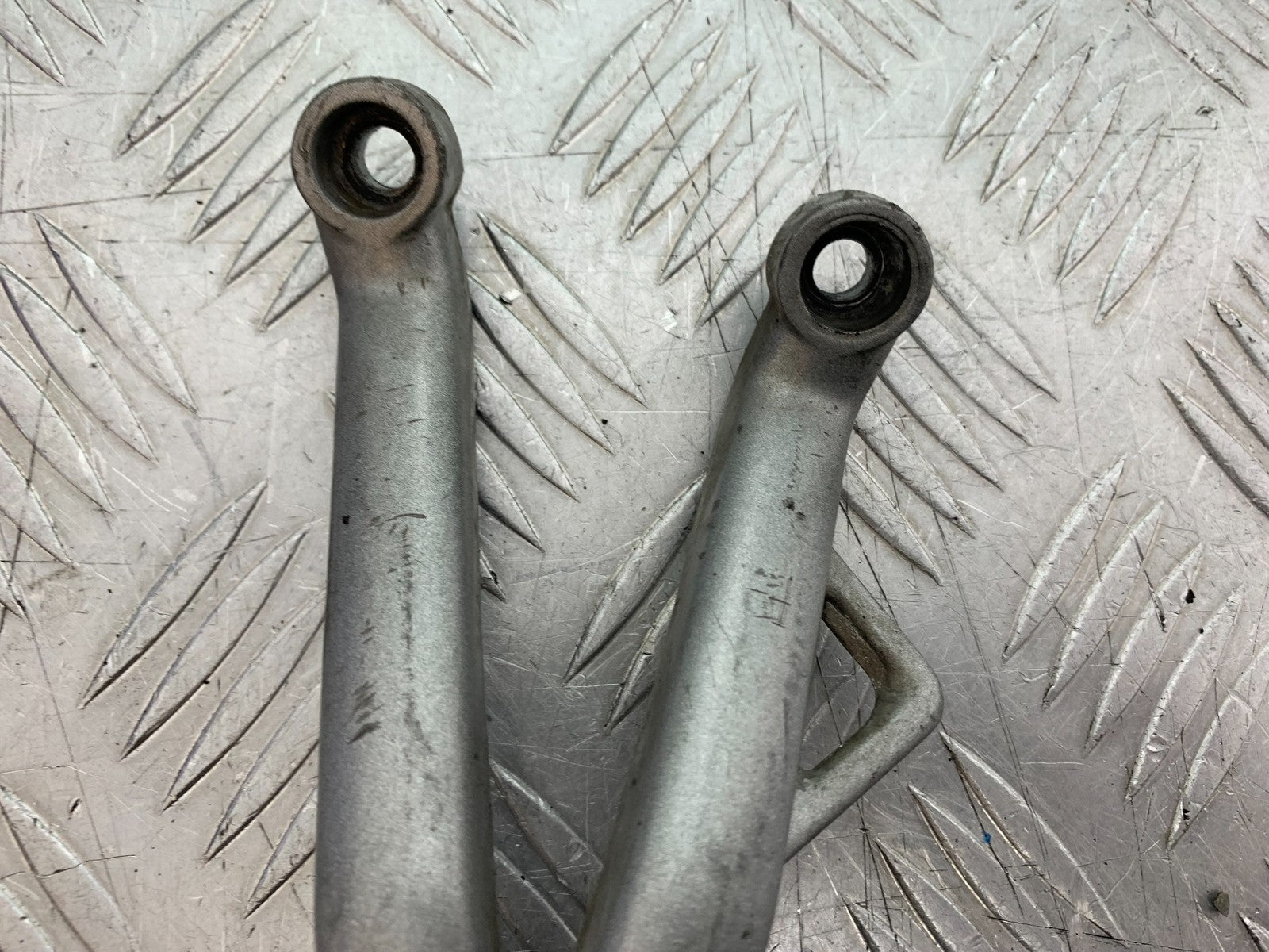 TRIUMPH 955i DAYTONA LEFT REAR HANGER AND PEG  YEAR 2002-2006 (CMB1229)