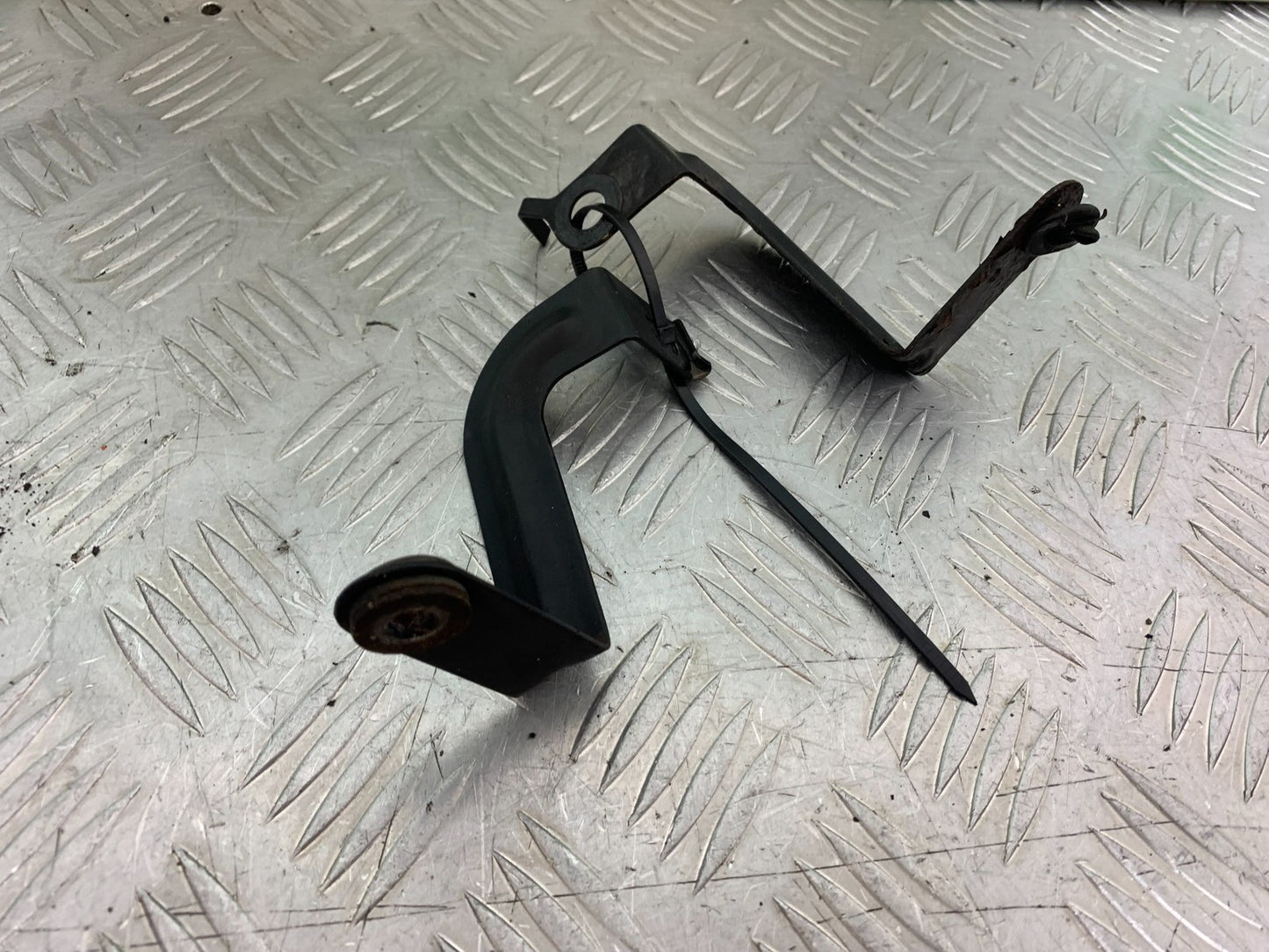 TRIUMPH 955i SPRINT ST OIL COOLER BRACKETS   YEAR 1999-04 (CMB1230)