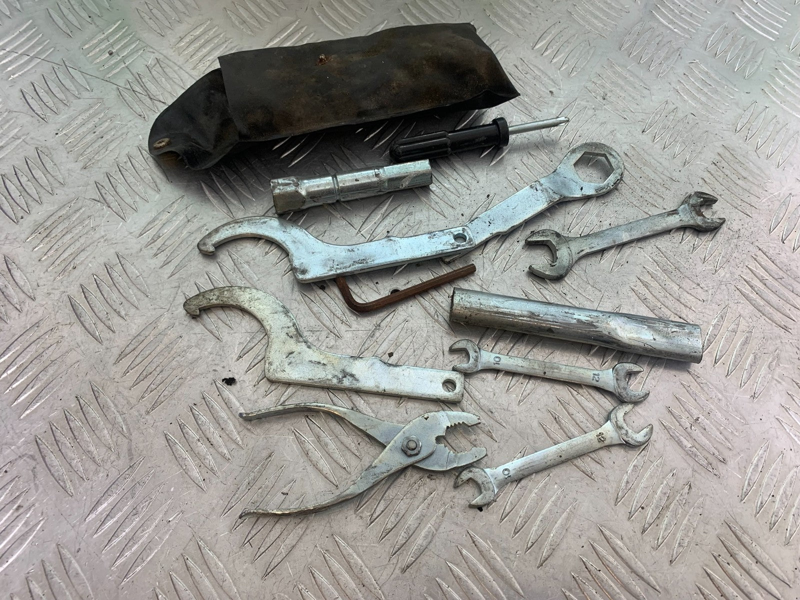 YAMAHA XJR1300 XJR 1300 TOOL KIT  YEAR  1999-2003 (CMB1119)