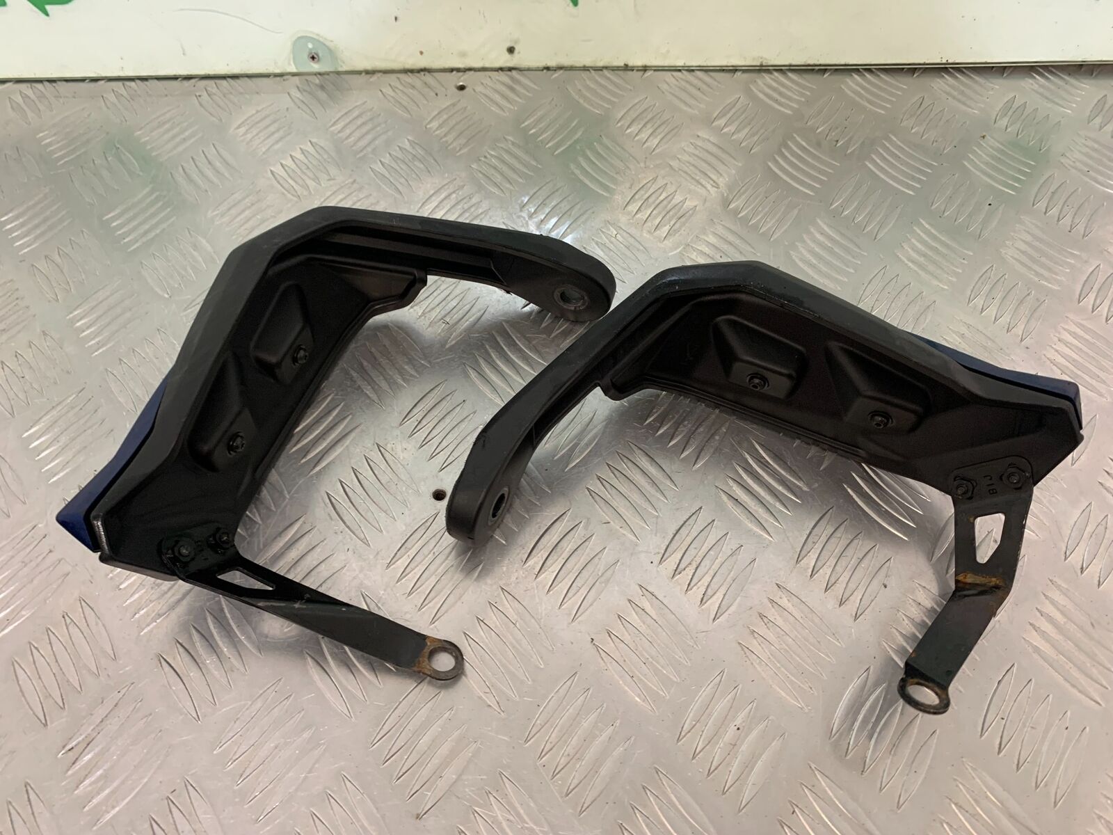 YAMAHA MT09 MT-09 TRACER 900 GT HANDGUARDS  YEAR 2018-2020 (STOCK 982)