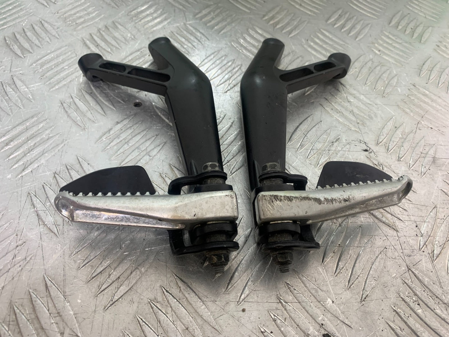 YAMAHA YZF R7 REAR HANGERS AND PEGS YEAR 2022-2025 (CMB1255)