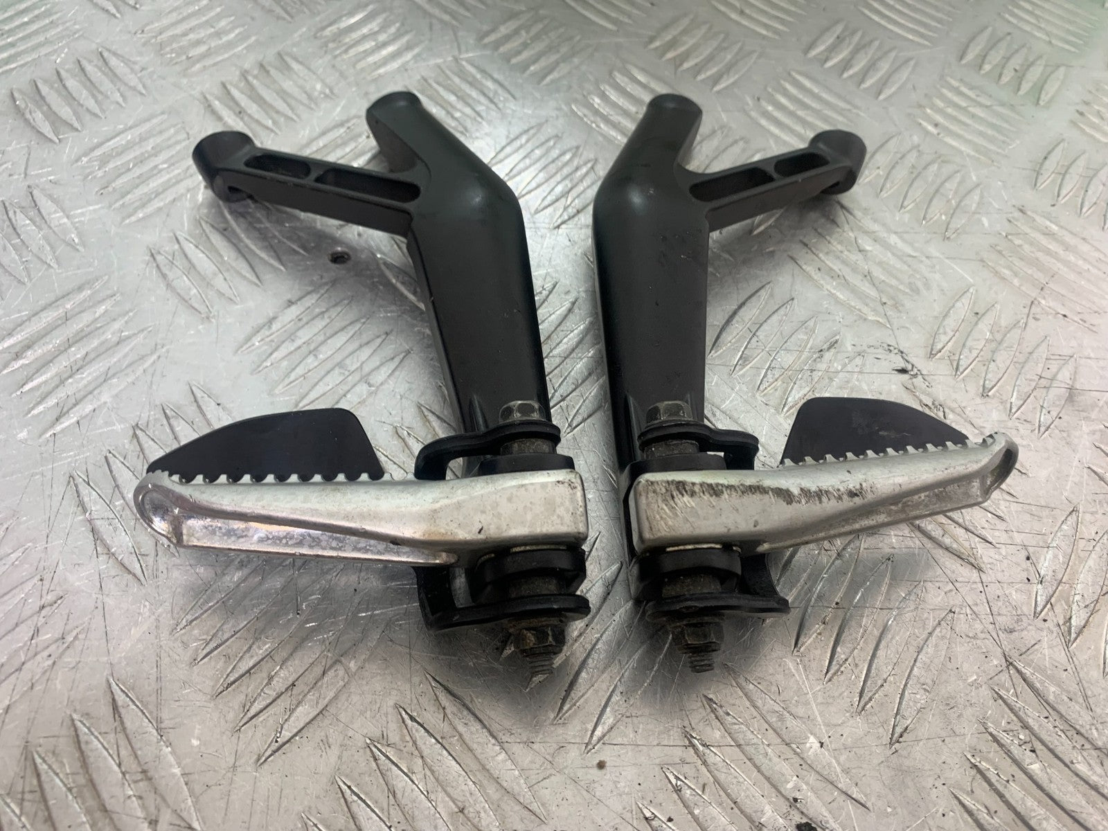 YAMAHA YZF R7 REAR HANGERS AND PEGS YEAR 2022-2025 (CMB1255)