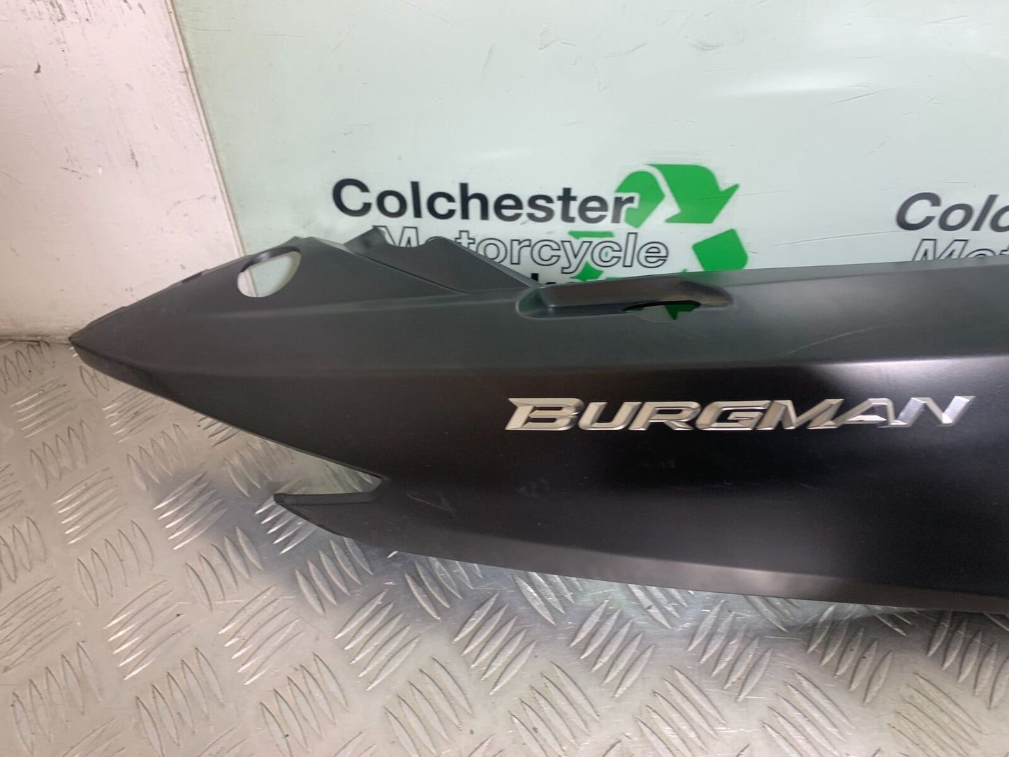 SUZUKI AN400 AN 400 BURGMAN RIGHT SEAT PANEL YEAR 2017-2024 (CMB1118)
