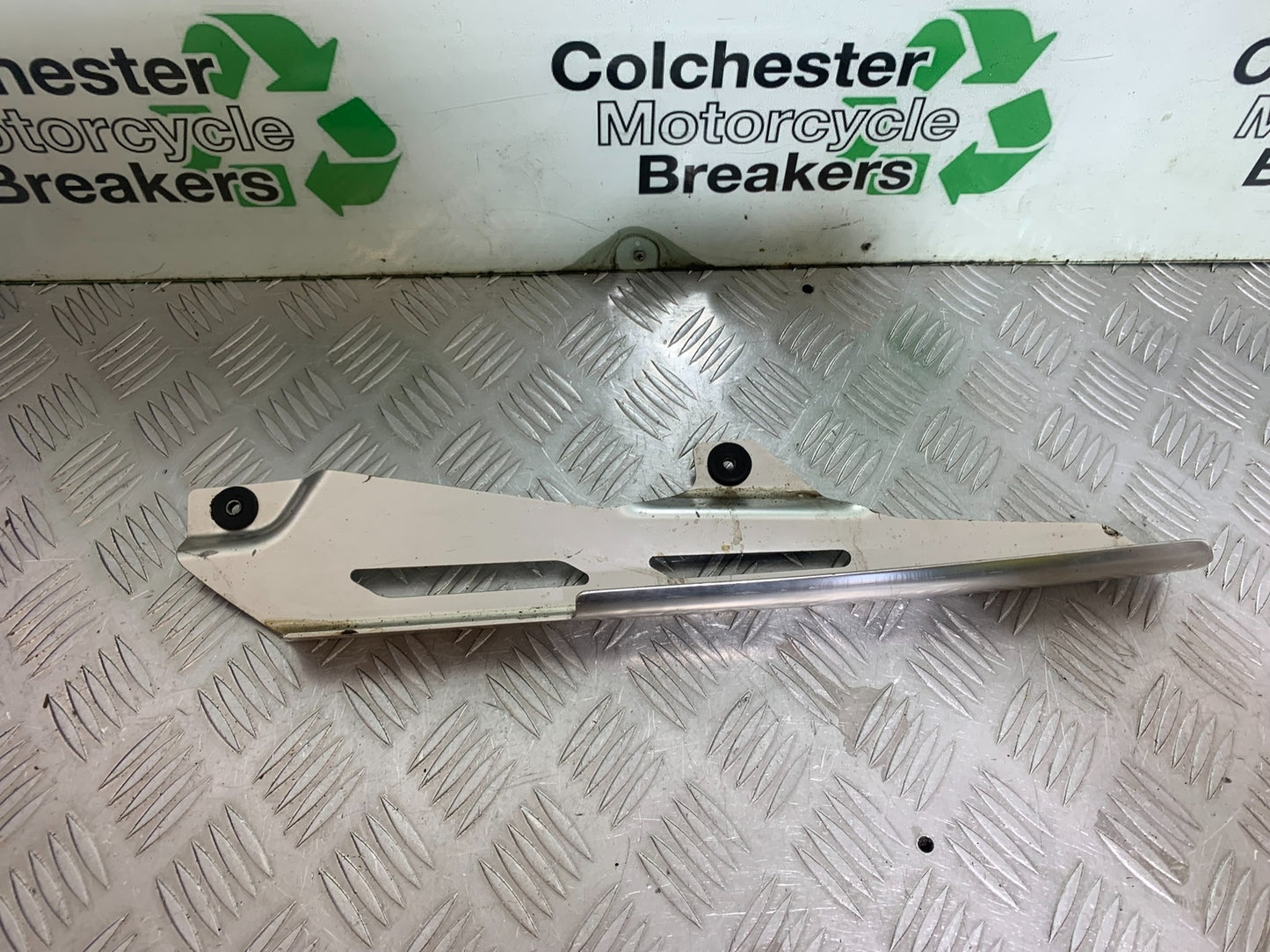 SUZUKI GSF1200  GSF 1200 BANDIT CHAIN GUARD YEAR 1997-2000 (CMB1149)