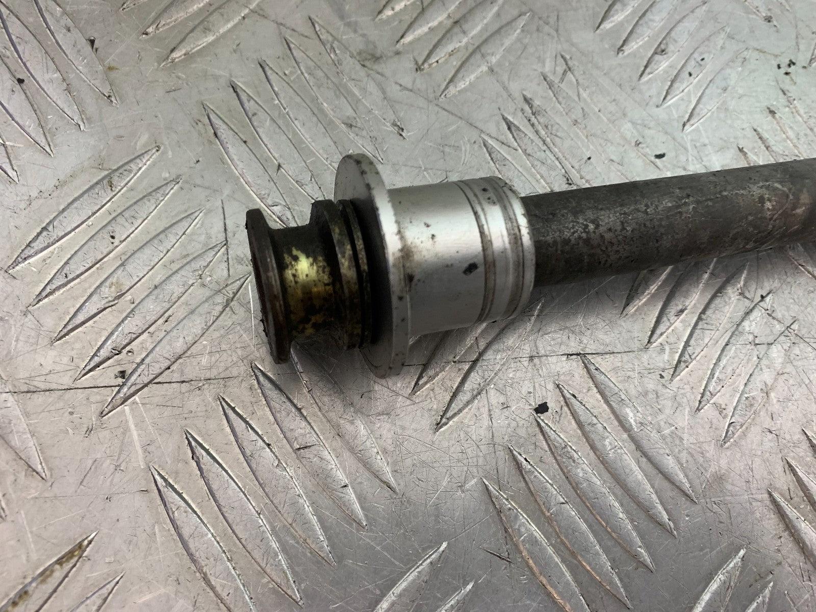 TRIUMPH TROPHY 900 REAR WHEEL SPINDLE  YEAR 1991-95 (CMB1251)