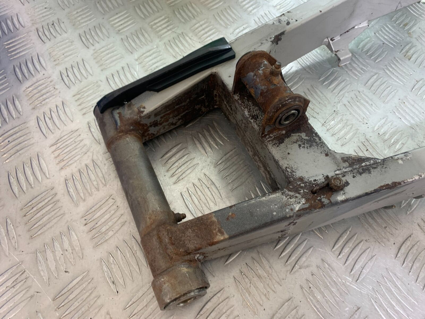 KAWASAKI Z750 ZR750 ZR-7S SWINGARM YEAR 1999-05 (CMB1135)
