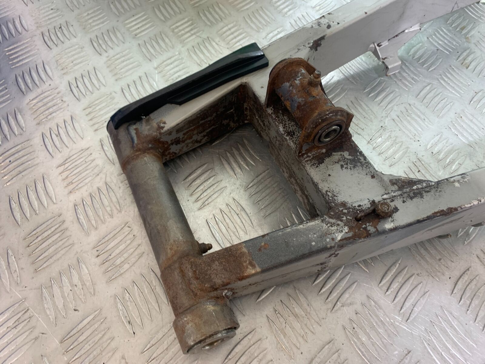 KAWASAKI Z750 ZR750 ZR-7S SWINGARM YEAR 1999-05 (CMB1135)