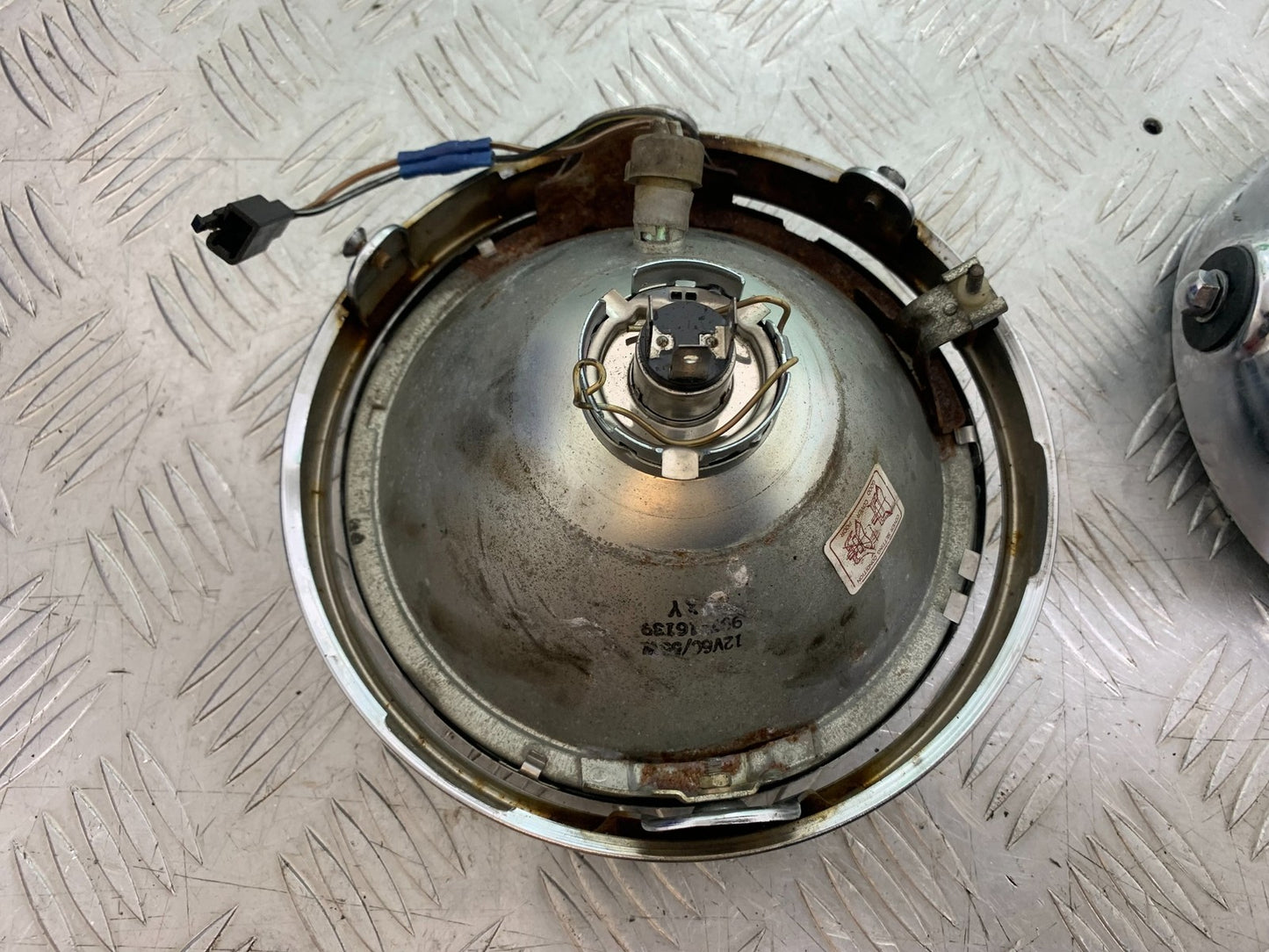 SUZUKI GSF1200 GSF 1200 BANDIT HEADLIGHT AND BACKING YEAR 2001-2004 (CMB1188)
