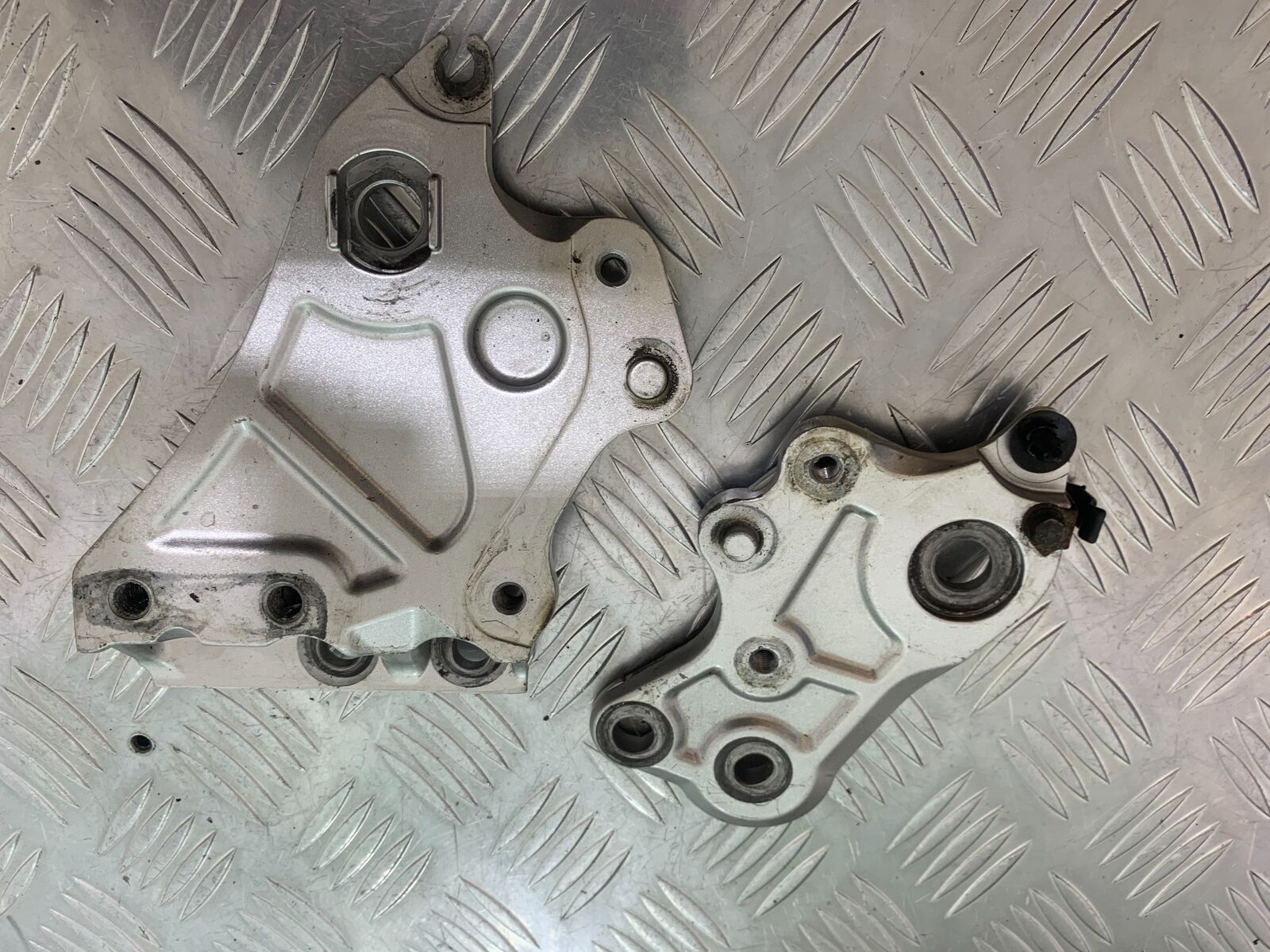 YAMAHA MT07 MT-07 LEFT & RIGHT HANGER BRACKETS YEAR 2014 (STOCK 995)