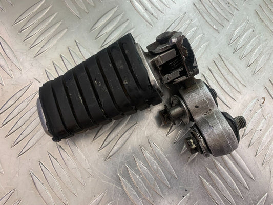 YAMAHA XV535 XV 535 VIRAGO FRONT LEFT FOOTPEG YEAR 1994-02 (CMB1044)
