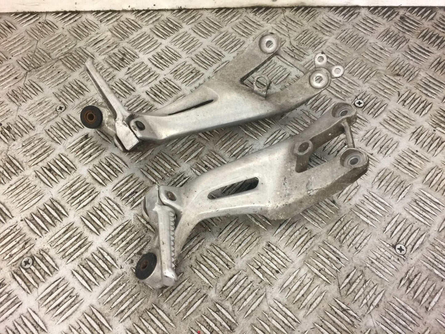 HONDA CBR1100 CBR 1100 BLACKBIRD REAR HANGERS   YEAR 1998 (CARBED) STOCK 442