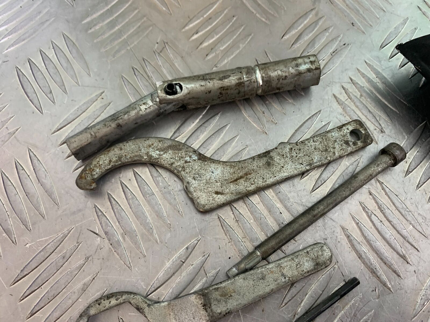 HONDA CBR 929 RRY FIREBLADE TOOL KIT YEAR 2000-01 (CMB1094)