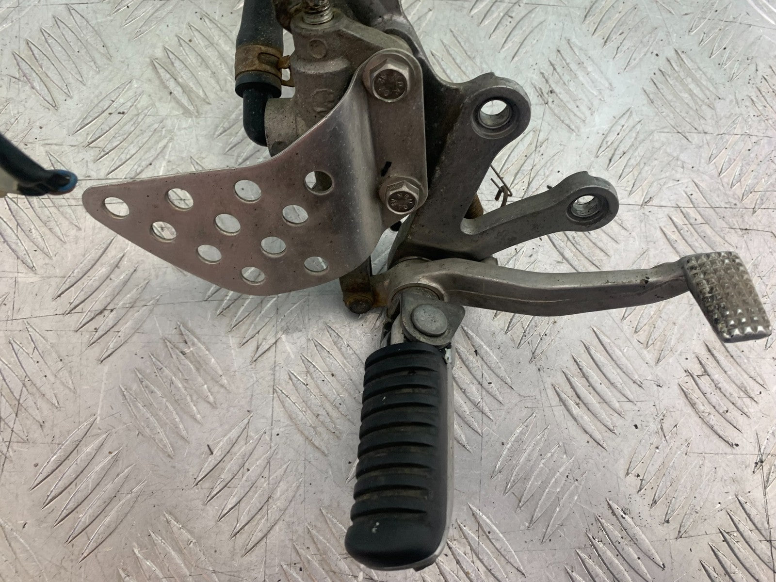 KAWASAKI ZX9R ZX9 C FRONT RIGHT HANGER  YEAR 1998-99 (CMB1213)