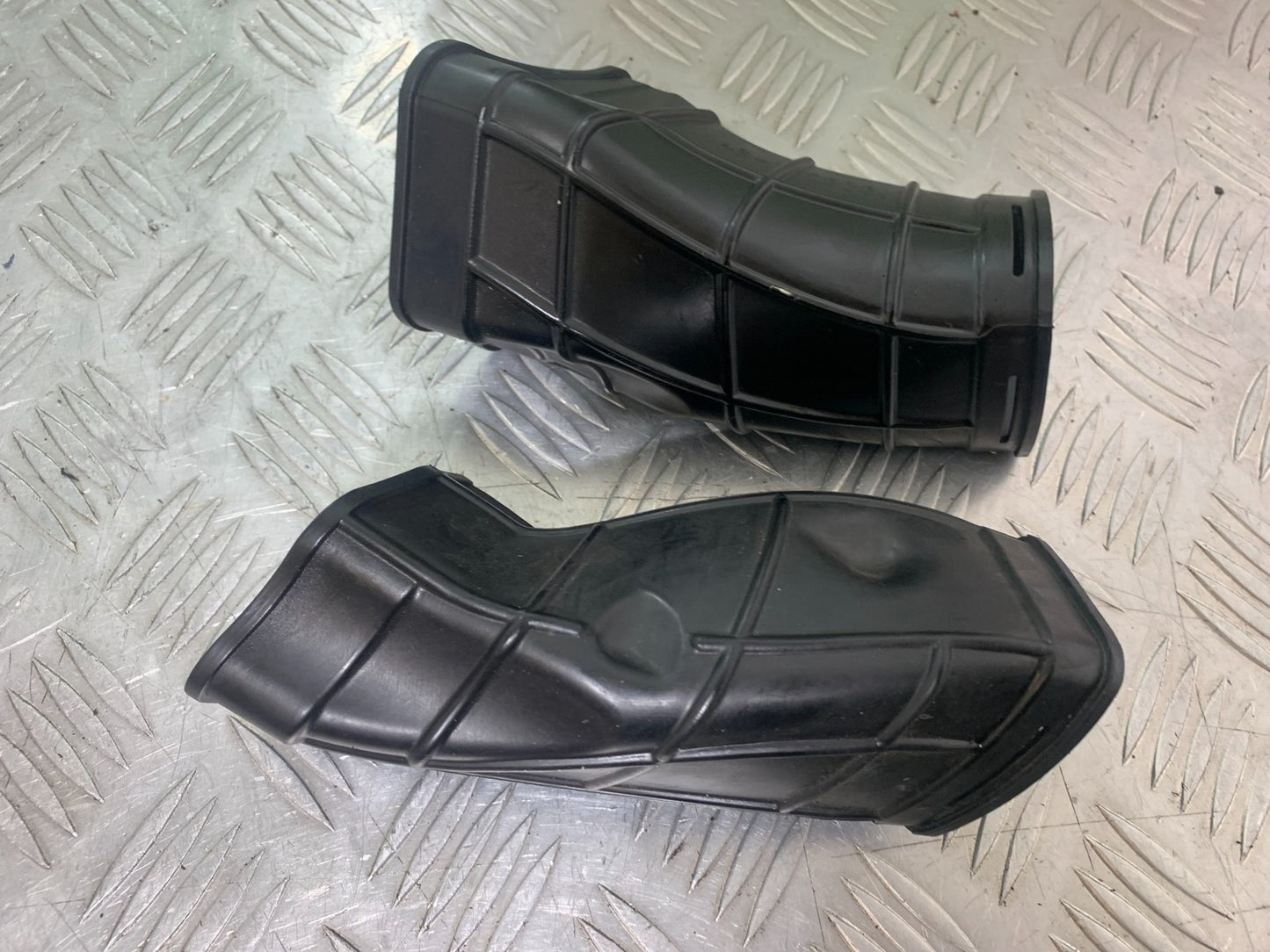 YAMAHA YZF R1 14 B BIG BANG LEFT & RIGHT AIR TUBE RUBBERS    2009-14 (CMB1175)