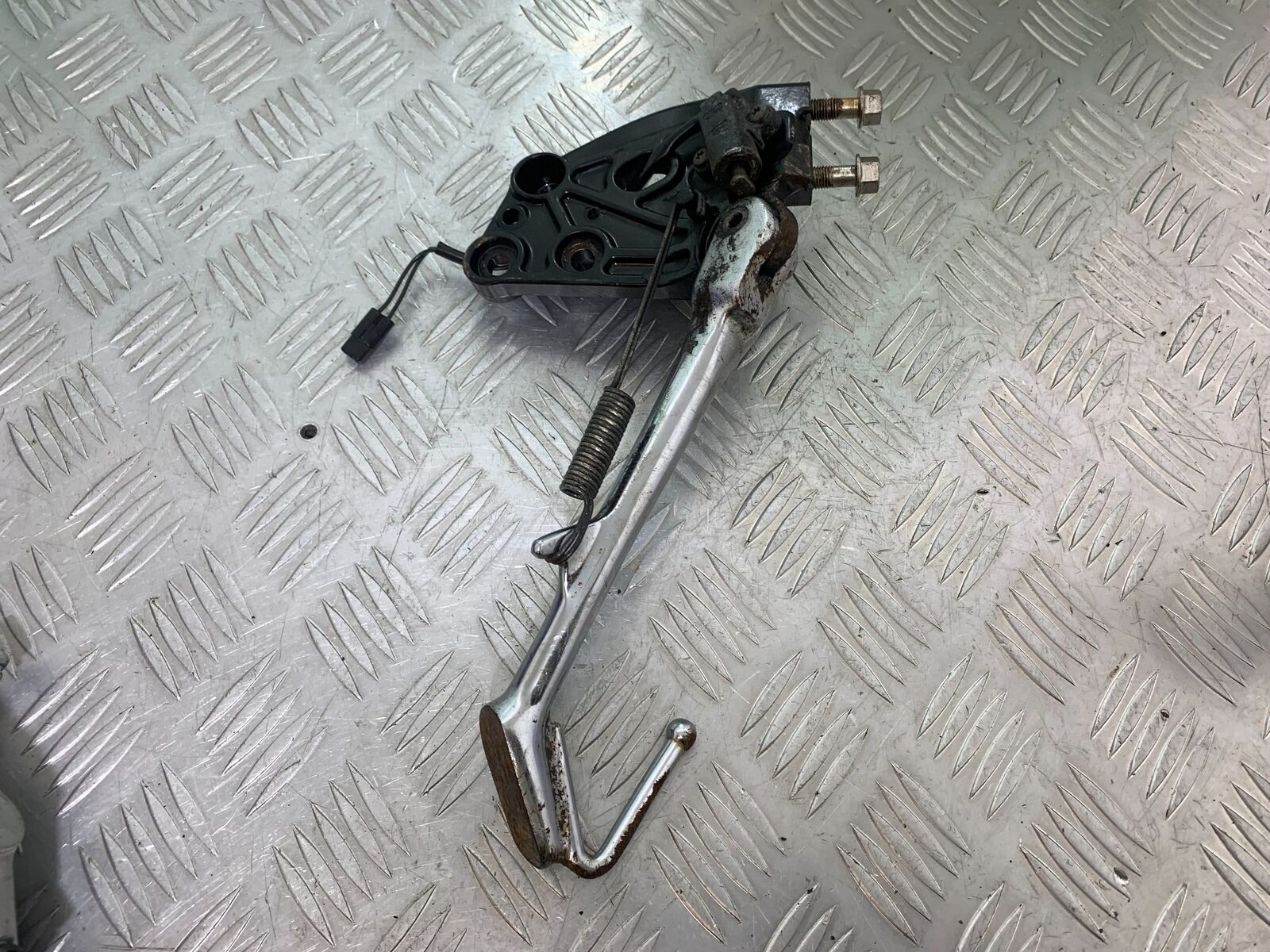 TRIUMPH THUNDERBIRD 1600 SIDE STAND AND BRACKET YEAR 2011 (CMB1107)