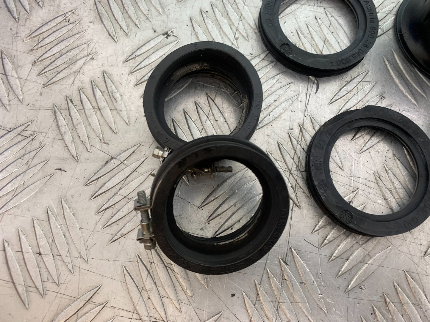 KTM 990 SUPER DUKE AIRBOX RUBBERS  YEAR 2007-2011  (CMB1207)