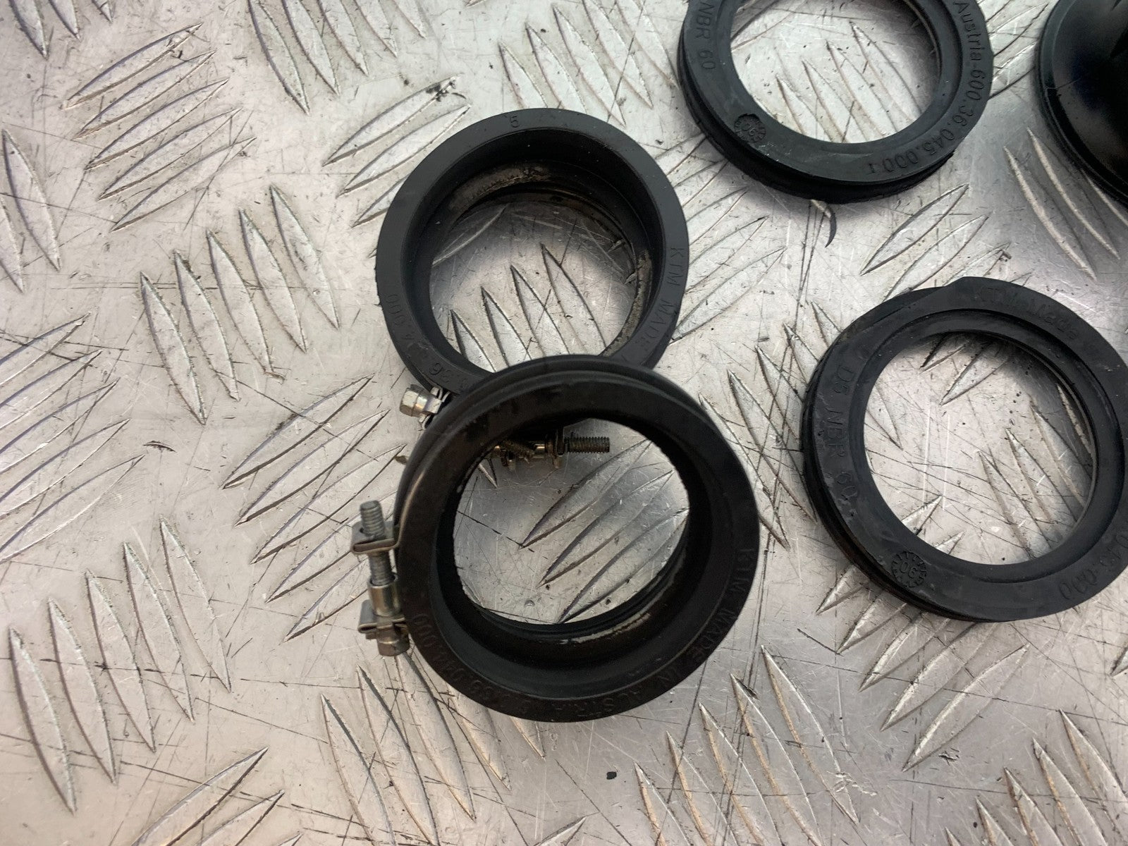 KTM 990 SUPER DUKE AIRBOX RUBBERS  YEAR 2007-2011  (CMB1207)